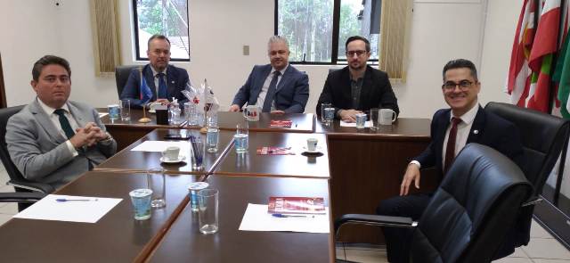 Leia mais sobre o artigo Diretor do Foro visita Câmara de Vereadores e OAB de Blumenau (10/08/2023)