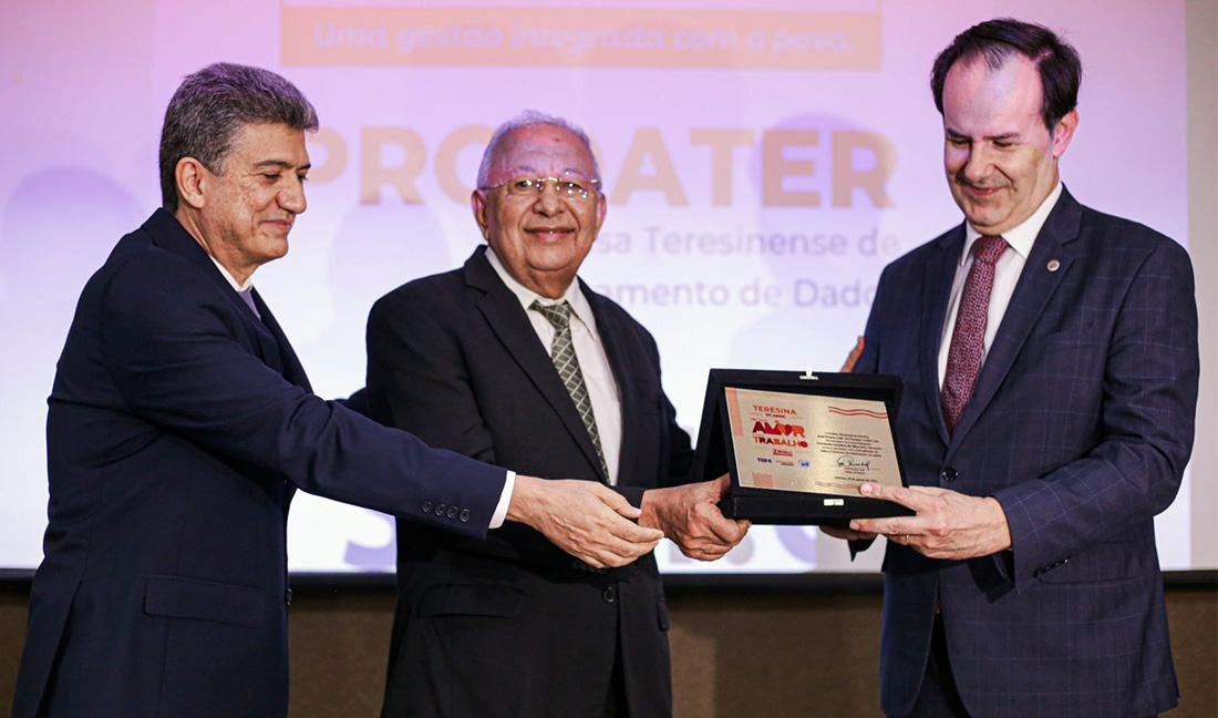 No momento, você está visualizando Presidente do TRF4 recebe homenagem da Prefeitura de Teresina (25/08/2023)