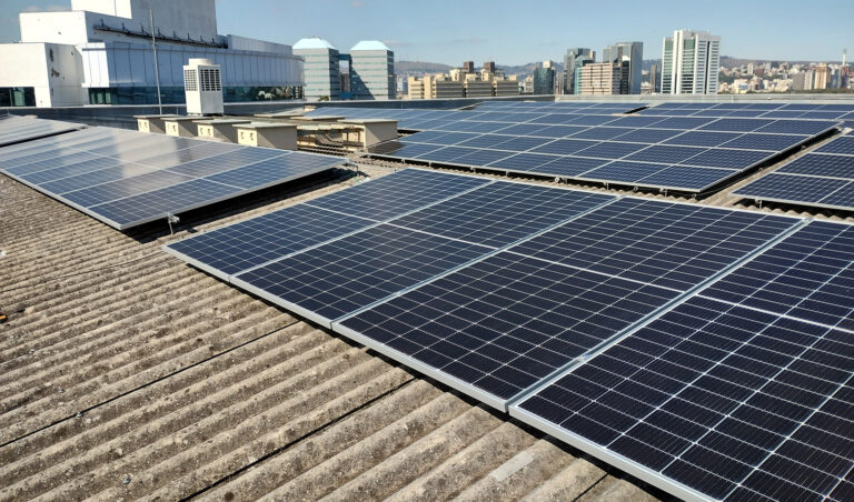 Leia mais sobre o artigo Sistema fotovoltaico é instalado na sede da Justiça Federal em Porto Alegre (01/08/2023)