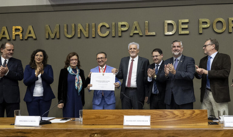 Leia mais sobre o artigo Desembargador Favreto recebe título de Cidadão de Porto Alegre (01/09/2023)