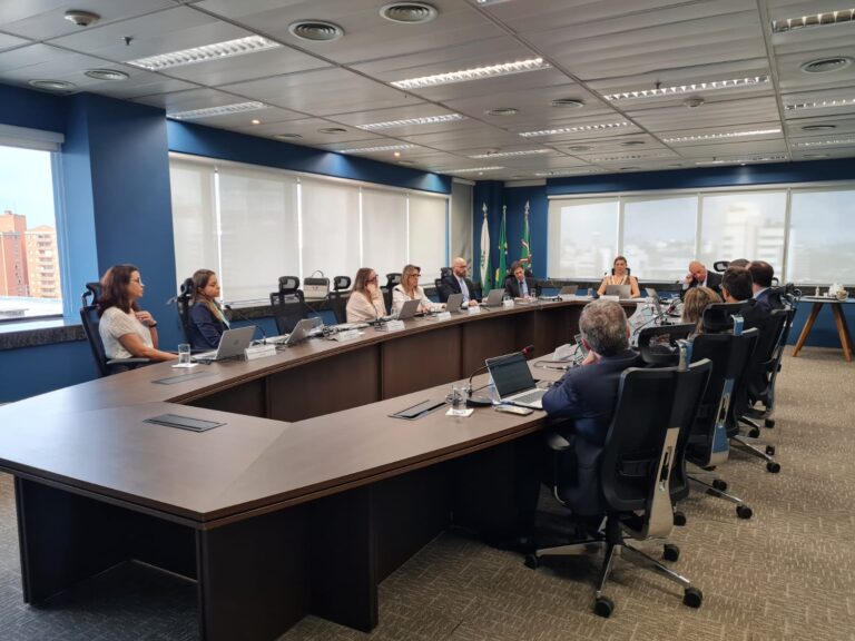 Leia mais sobre o artigo Juízes Federais das Turmas Recursais dos Juizados Especiais Federais da 4ª Região se reúnem em Curitiba (15/03/2024)