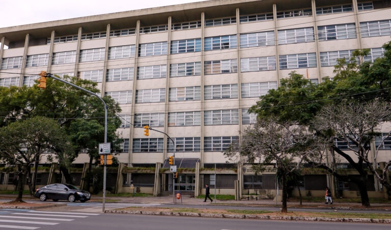 Leia mais sobre o artigo Decisão do TRF4 impede demolição do edifício da antiga Smov em Porto Alegre (05/03/2024)