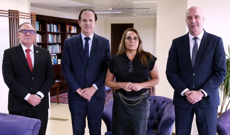 Leia mais sobre o artigo Presidente do TRF4 recebe visita da nova administração do Tribunal de Justiça Militar do RS (19/03/2024)