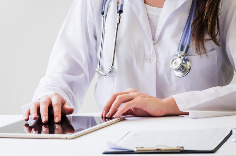 Leia mais sobre o artigo Médica que atuou durante a pandemia terá abatimento de 24% em seu saldo devedor (03/04/2024)