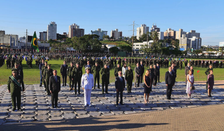 Leia mais sobre o artigo Vice-presidente do TRF4 e corregedora da 4ª Região recebem Medalha da Ordem do Mérito Militar (22/04/2024)