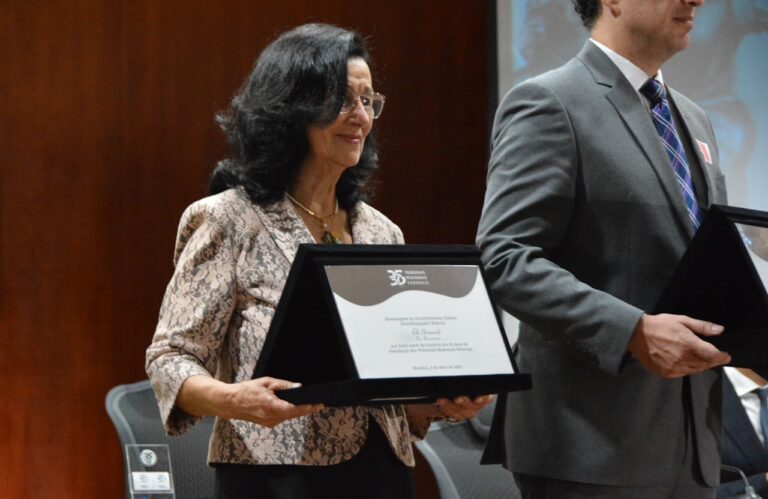 Leia mais sobre o artigo Magistrados e servidores da 4ª Região recebem homenagem (04/04/2024)