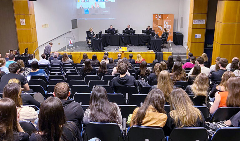 Leia mais sobre o artigo Escola de Direito da PUCRS recebe sessão de julgamento da 6ª Turma do TRF4 (02/10/2024)