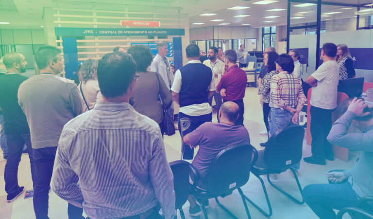 Leia mais sobre o artigo Participantes do curso CAP 360º visitam Central de Atendimento ao Público da JFRS (11/10/2024)