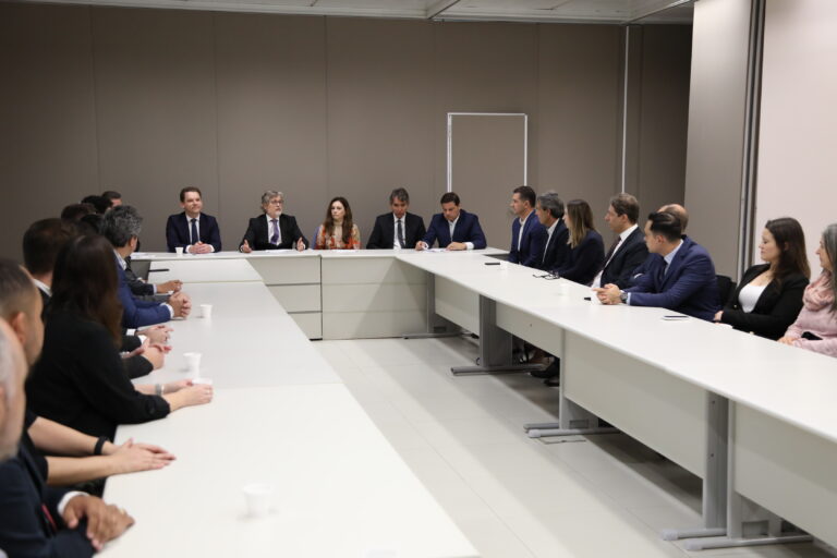 Leia mais sobre o artigo JFPR firma acordo histórico de conciliação entre concessionária de rodovias e governo do Paraná (11/10/2024)