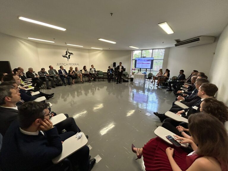 Leia mais sobre o artigo JF de Foz do Iguaçu sedia reunião de aperfeiçoamento do Juízo das Garantias (31/10/2024)