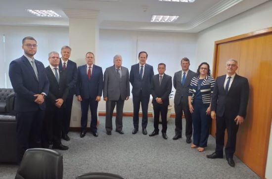 Leia mais sobre o artigo Presidente do TRF4 assina acordo que renova permissão de uso do SEI pelo TRT-10 (25/11/2024)