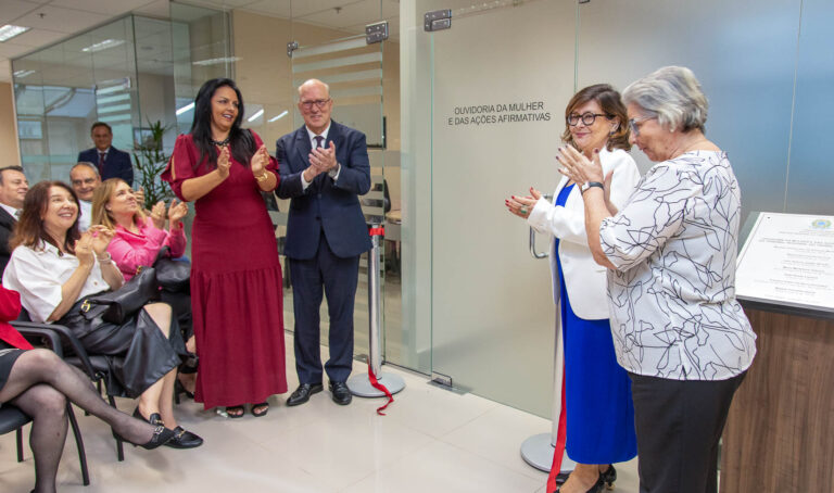 Leia mais sobre o artigo Juíza Marciane Bonzanini representa o TRF4 na inauguração da Ouvidoria da Mulher do TRT4 (19/11/2024)