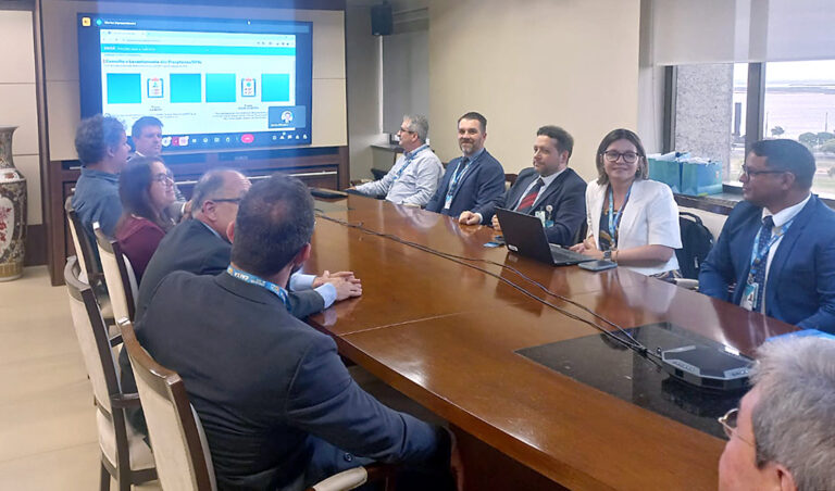 Leia mais sobre o artigo Representantes da Caixa apresentam no TRF4 projeto que disponibiliza pagamento de RPVs via Pix (26/11/2024)