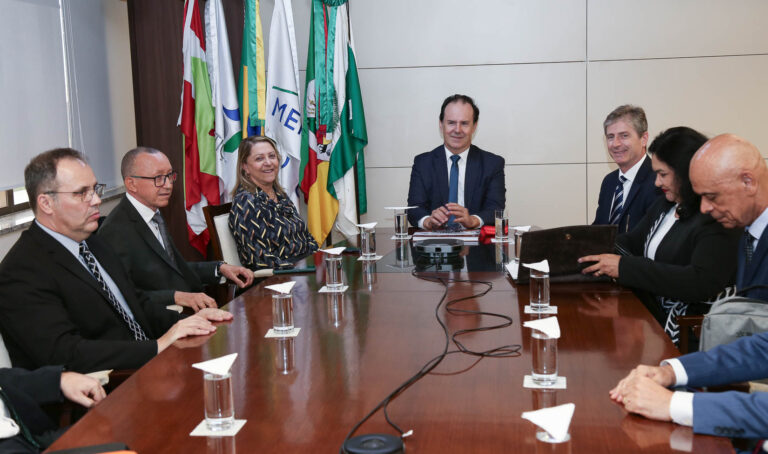 Leia mais sobre o artigo Presidente do TJBA visita TRF4 e propõe parceria para uso de sistemas (19/11/2024)