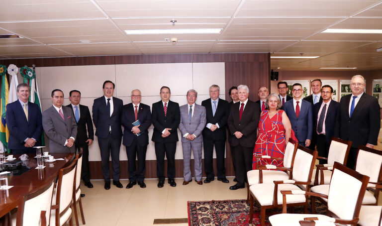 Leia mais sobre o artigo Ministro Edson Fachin visita TRF4 (22/11/2024)