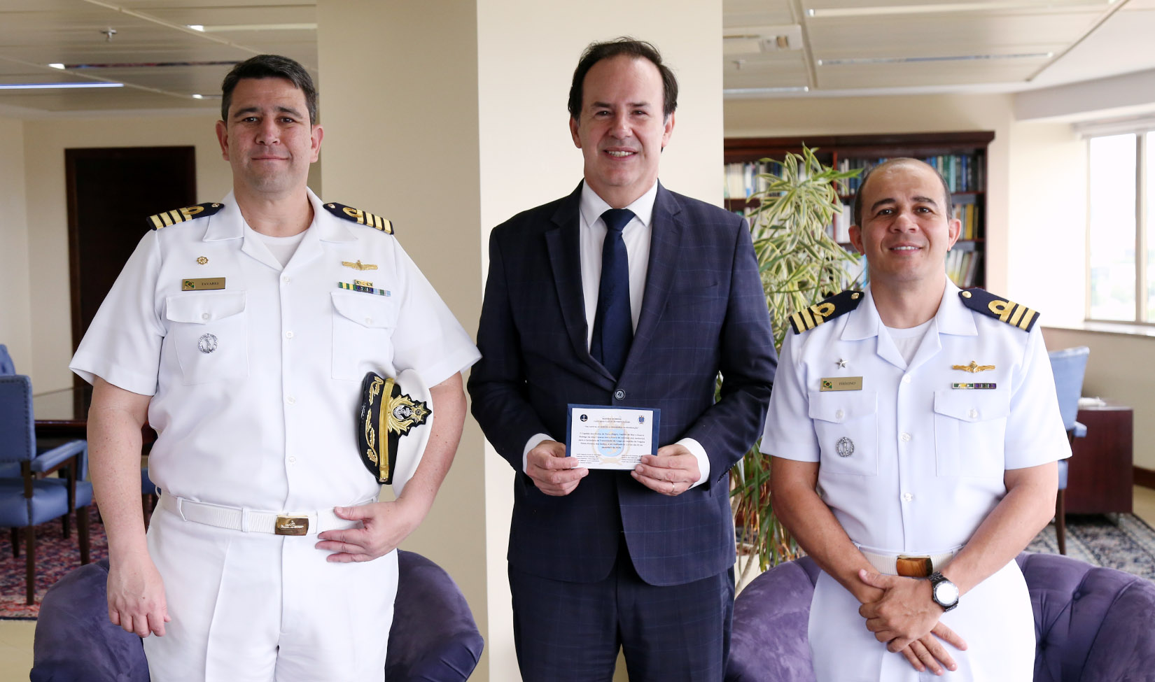 No momento, você está visualizando Presidente do TRF4 recebe oficiais da Capitania dos Portos de Porto Alegre (28/11/2024)