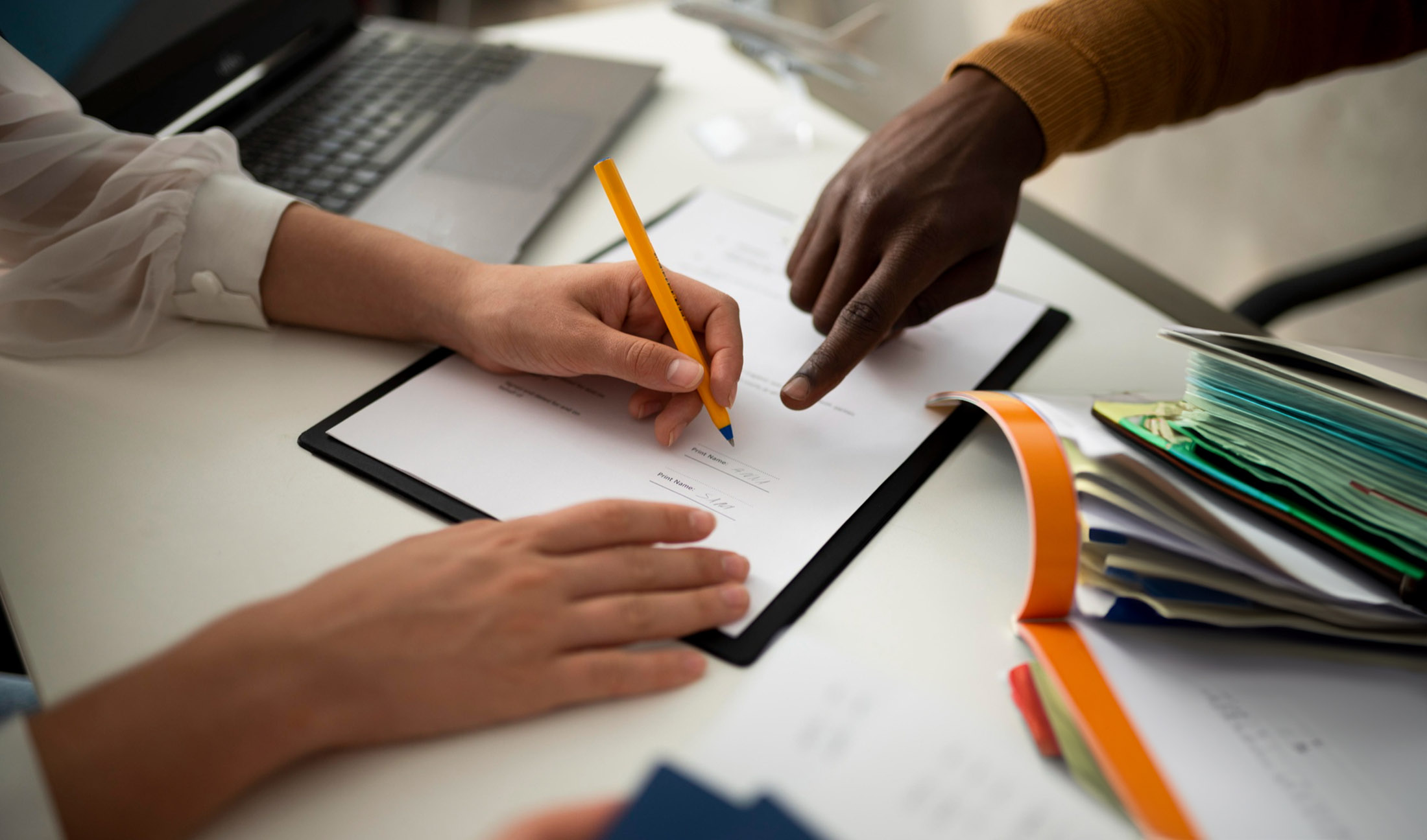 No momento, você está visualizando Brasileira é condenada por inserir em escritura pública declaração falsa de união estável com um estrangeiro (07/11/2024)