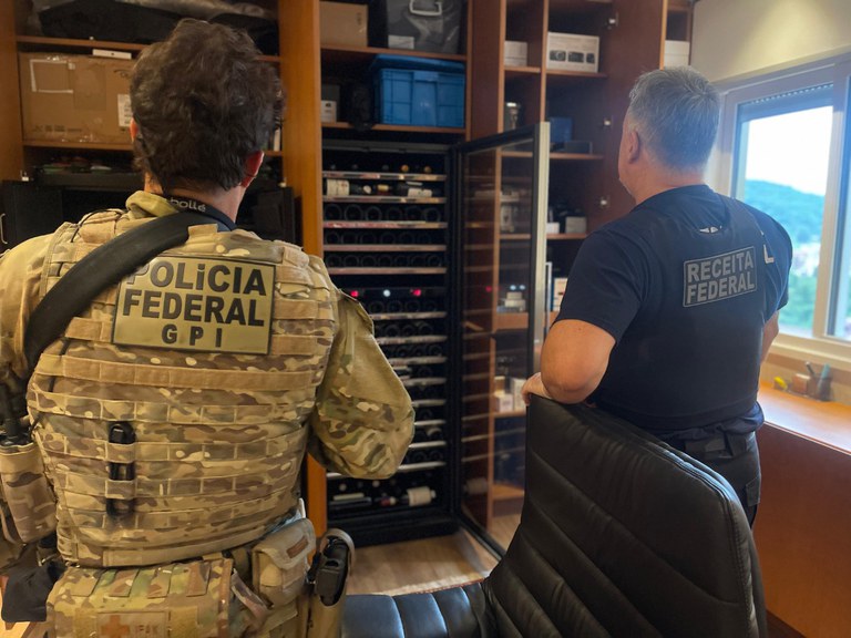 Leia mais sobre o artigo PF e Receita Federal deflagram operação para desarticular esquema criminoso envolvendo servidores públicos federais (06/11/2024)