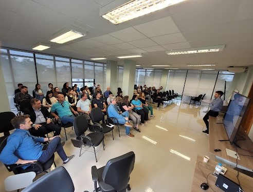 Leia mais sobre o artigo Palestra abordou prevenção ao câncer de próstata na JF em Gravataí (13/11/2024)
