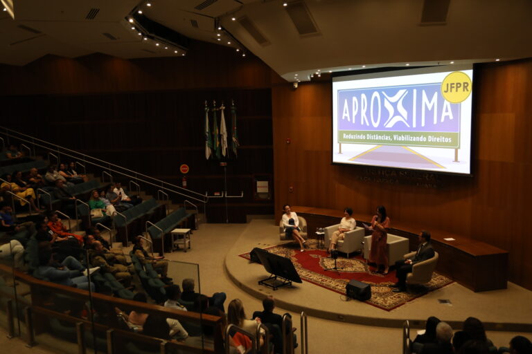 Leia mais sobre o artigo Cerimônia na JFPR marca primeiro ano de ações do Projeto Aproxima (29/11/2024)