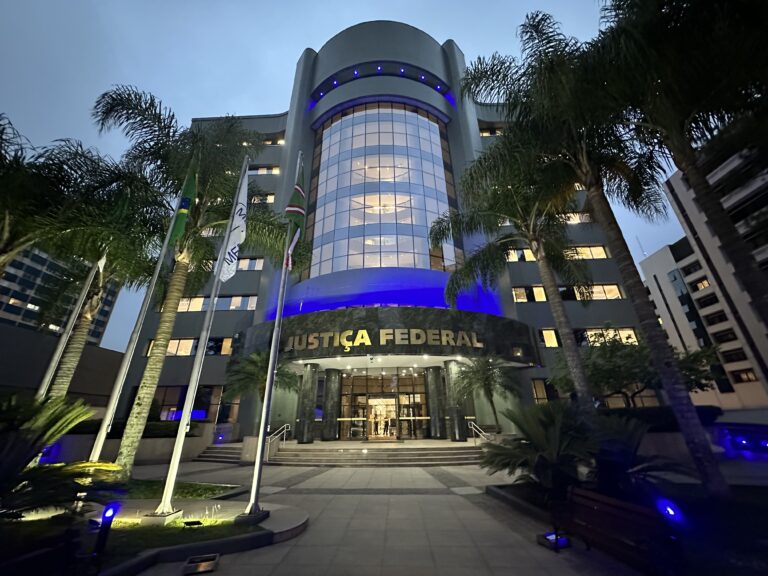 Leia mais sobre o artigo JFPR celebra Novembro Azul com iluminação de prédio e palestra de conscientização sobre câncer de próstata (21/11/2024)