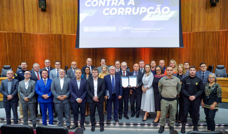 Leia mais sobre o artigo Representantes do TRF4 assinam acordo de combate à corrupção e improbidade na gestão pública (09/12/2024)