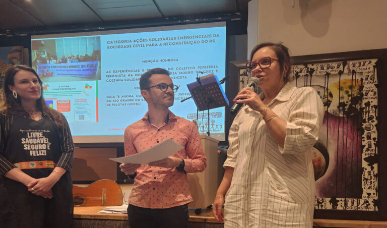Leia mais sobre o artigo Guia para atingidos pelas enchentes ganha destaque institucional em premiação (11/12/2024)