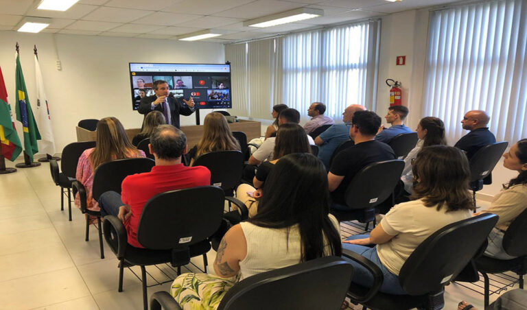 Leia mais sobre o artigo Reunião marca encerramento de projeto entre Varas Federais de Cachoeira do Sul e Carazinho (13/12/2024)