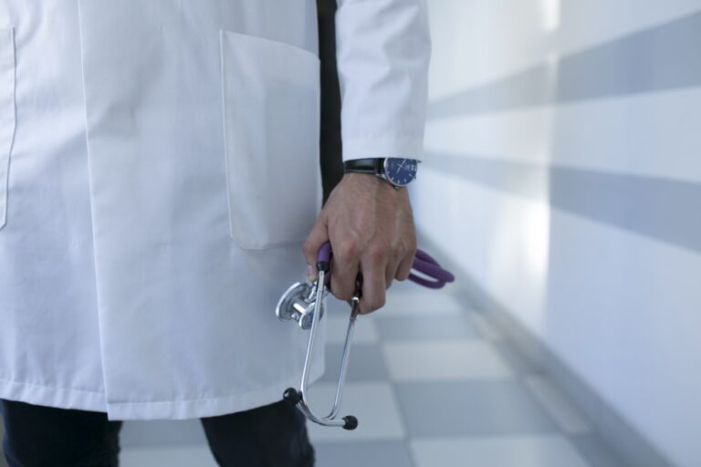 Leia mais sobre o artigo Médico é condenado por não cumprir jornada de trabalho no Hospital Universitário de Santa Maria (08/01/2025)