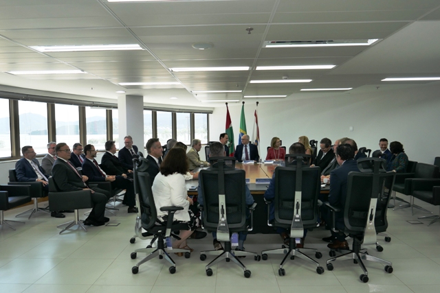 Leia mais sobre o artigo Vice-presidente do STF, ministro Edson Fachin, visita a sede da JFSC (24/02/2025)
