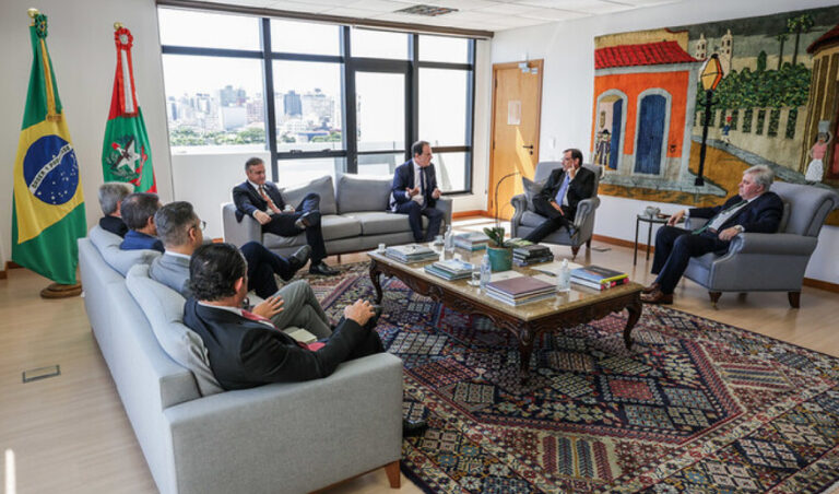 Leia mais sobre o artigo Presidente e magistrados do TRF4 realizam reunião com dirigentes do TJSC (25/02/2025)