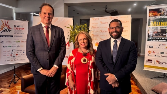 Leia mais sobre o artigo Presidente do TRF4 participa da cerimônia de posse da diretoria da Escola Superior de Direito Municipal (24/02/2025)