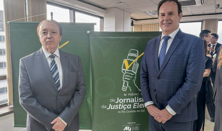Leia mais sobre o artigo Presidente do TRF4 participa de lançamento de Prêmio de Jornalismo (14/02/2025)