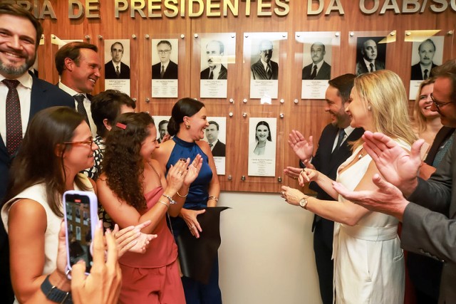 Leia mais sobre o artigo Diretor e ex-diretora do Foro prestigiam inauguração de retrato da primeira mulher a presidir a OAB/SC (11/03/2025)