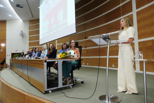 Leia mais sobre o artigo JFSC inaugura Ouvidoria da Mulher, instala Banco Vermelho e promove palestra sobre comunicação não violenta (14/03/2025)