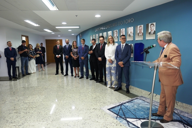 Leia mais sobre o artigo Ex-diretora do Foro e ex-diretor da Secretaria Administrativa inauguram retratos nas galerias (14/03/2025)
