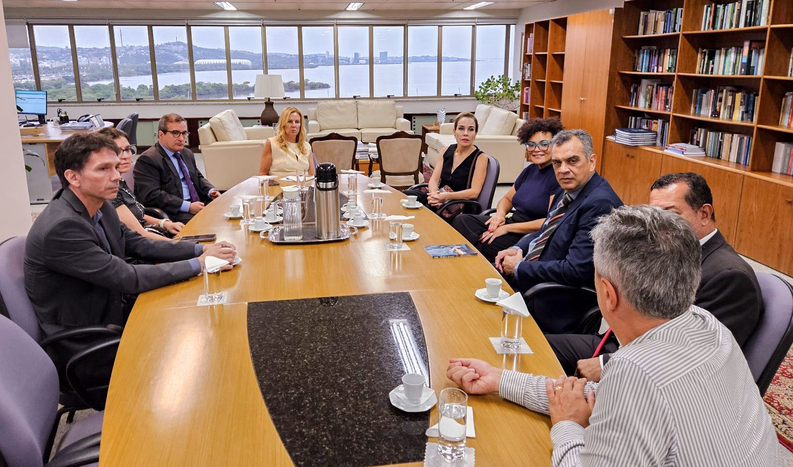 No momento, você está visualizando Corregedora recebe representantes da SENAD para tratar da alienação de bens apreendidos em processos criminais (27/03/2025)