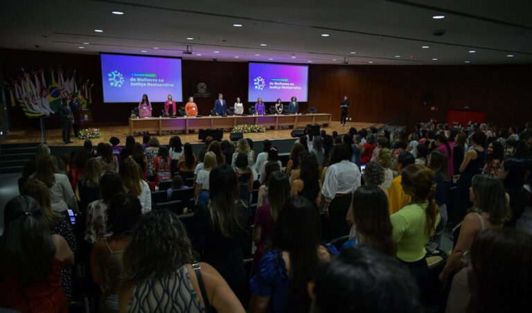 Leia mais sobre o artigo Integrantes da Justiça Restaurativa da 4ª Região participam de encontro nacional de mulheres (26/03/2025)