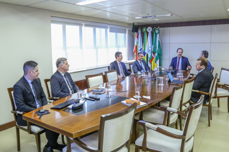 Leia mais sobre o artigo Presidente do TRF4 recebe comitiva do TJAL para debater cessão de uso do eproc (11/03/2025)