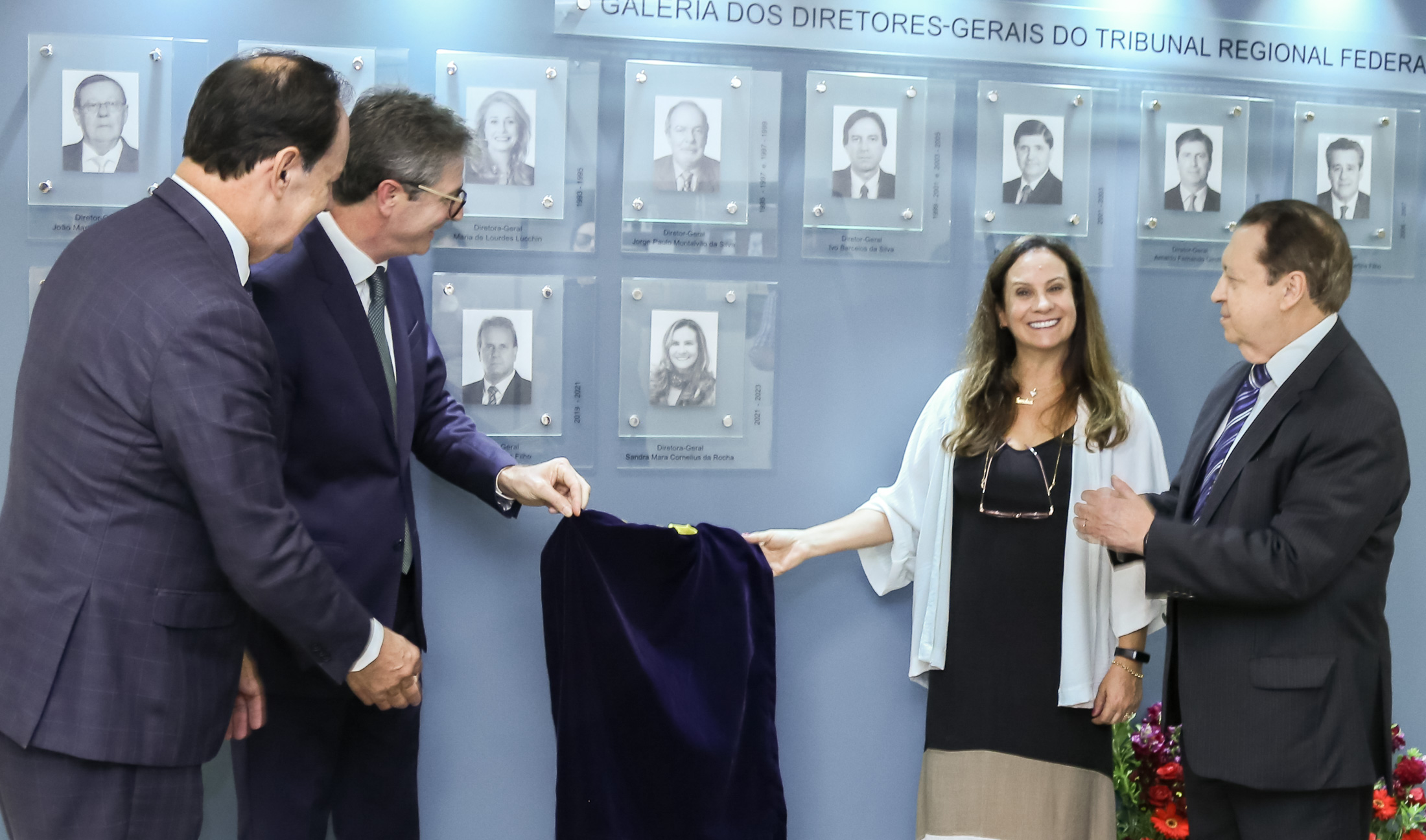 No momento, você está visualizando Sandra Mara Cornelius da Rocha inaugura retrato na Galeria dos Diretores-Gerais do TRF4 (28/03/2025)