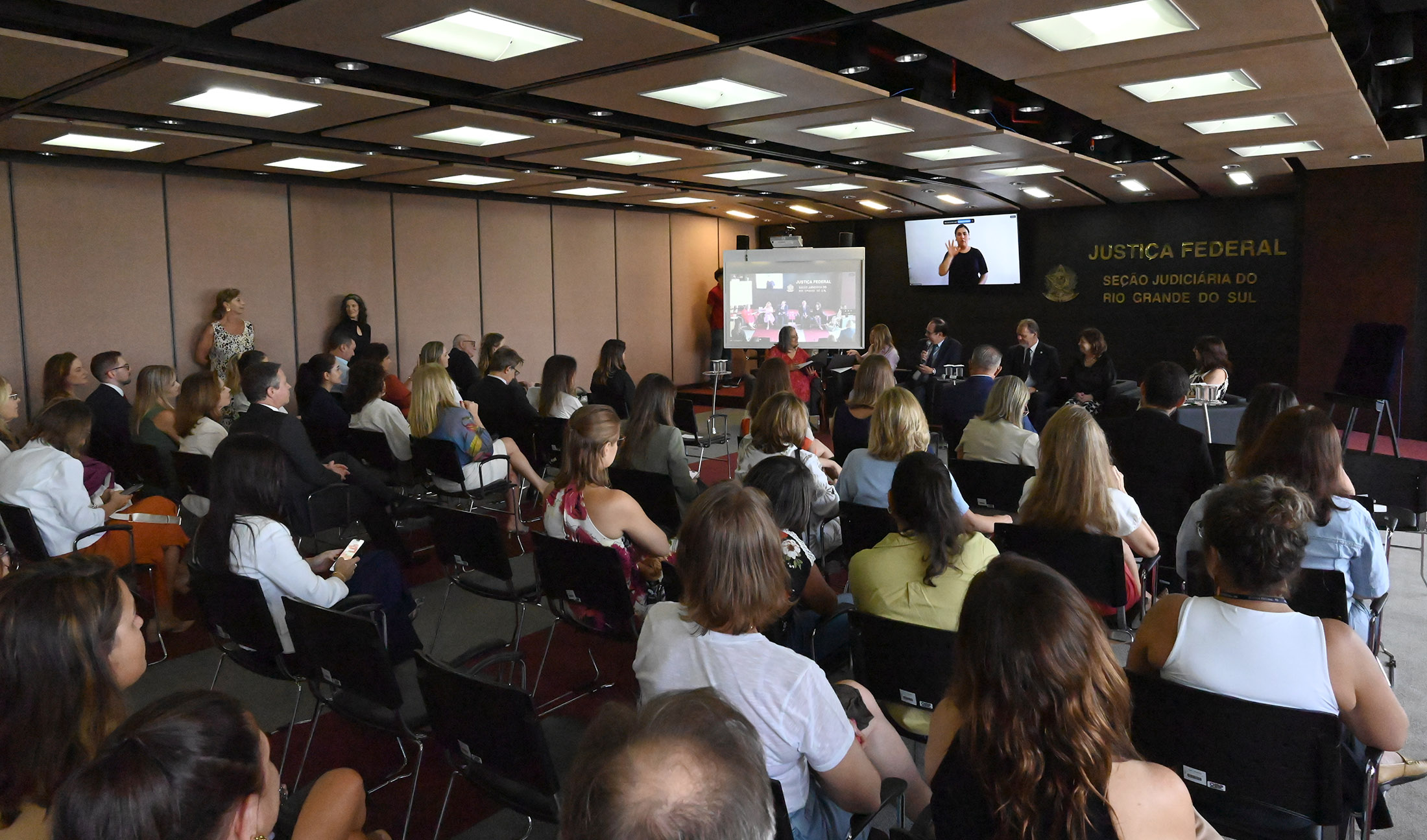 No momento, você está visualizando Ouvidoria da Mulher é instalada na JFRS em evento com palestra sobre direito ao cuidado (13/03/2025)