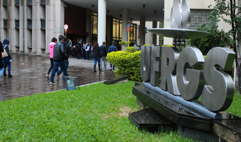 Leia mais sobre o artigo UFRGS deverá indenizar servidora aposentada pelo desempenho de atividades alheias ao cargo de porteira (11/03/2025)