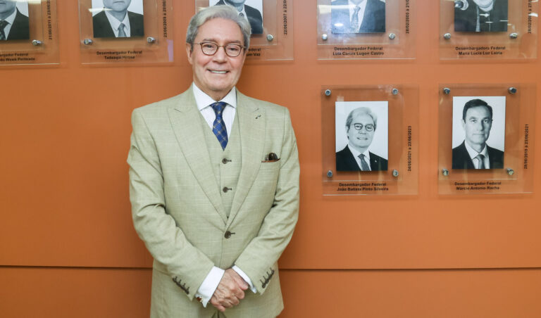 Leia mais sobre o artigo Galeria dos Diretores da Emagis ganha retrato do desembargador João Batista Pinto Silveira (22/04/2025)