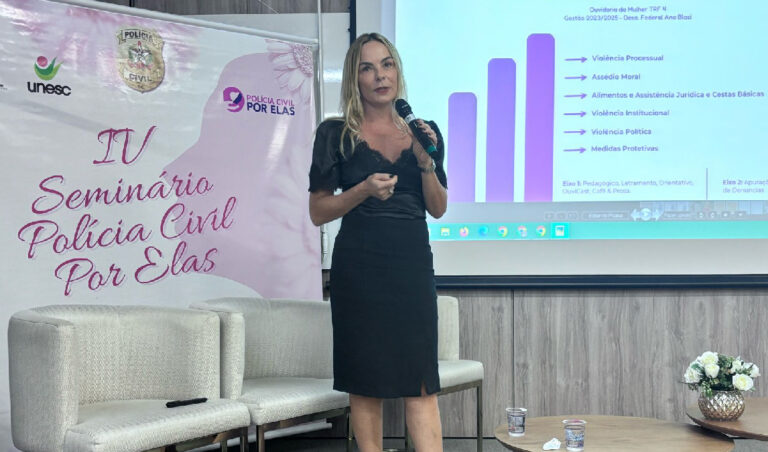 Leia mais sobre o artigo Ouvidora da Mulher leva experiência da 4ª Região a evento da Polícia Civil de SC (01/04/2025)