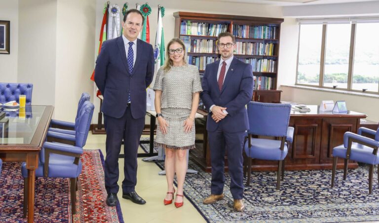 Leia mais sobre o artigo Presidente recebe procuradora regional federal da 4ª Região (02/04/2025)