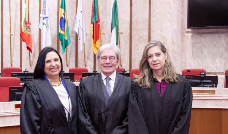 Leia mais sobre o artigo Desembargador João Batista Pinto Silveira é eleito presidente do TRF4 (10/04/2025)