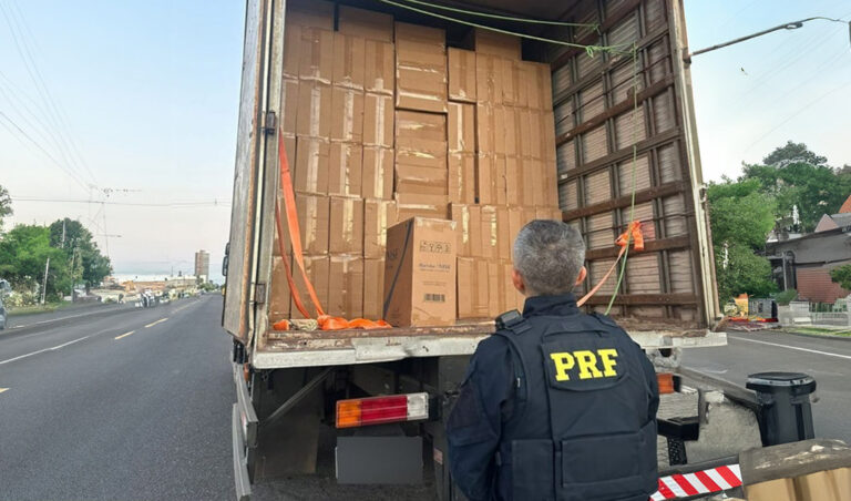 Leia mais sobre o artigo Justiça Federal condena quadrilha por transportar e armazenar ilegalmente mais de 900 mil maços de cigarro paraguaio (23/05/2025)