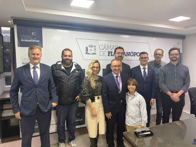 Leia mais sobre o artigo Desembargador Rogério Favreto recebe medalha da Câmara de Florianópolis (06/06/2025)