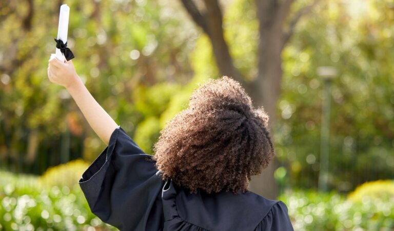 Leia mais sobre o artigo Faculdade deverá indenizar aluna por atraso excessivo na emissão do diploma (02/06/2025)