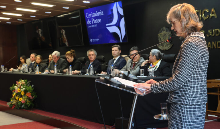 Leia mais sobre o artigo Juíza Ingrid Schroder Sliwka é empossada diretora do Foro da JFRS (01/07/2025)